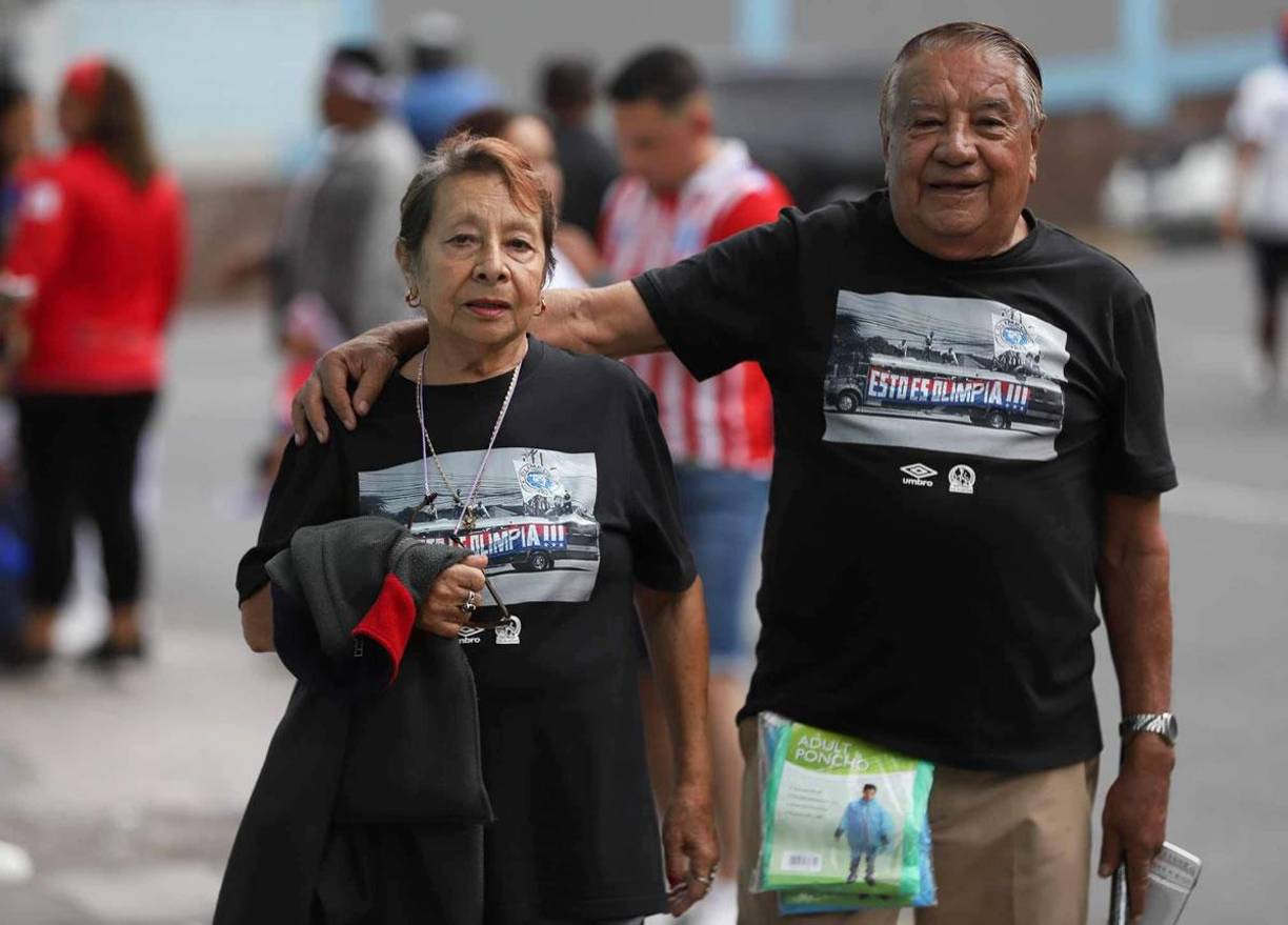 Esta pareja de aficionados asistió al estadio Nacional Chelato Uclés con unas camisetas especiales apoyando al León.