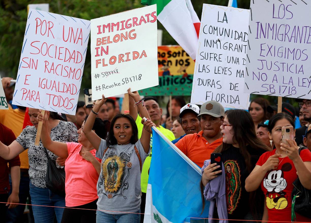Bajo el lema “Libertad para todos”, miles de trabajadores, líderes religiosos y familias integradas por migrantes protestaron el sábado en distintos puntos de Florida contra una nueva ley que entró en vigencia en el Estado y que es considerada la legislación más dura de Estados Unidos contra la migración irregular.