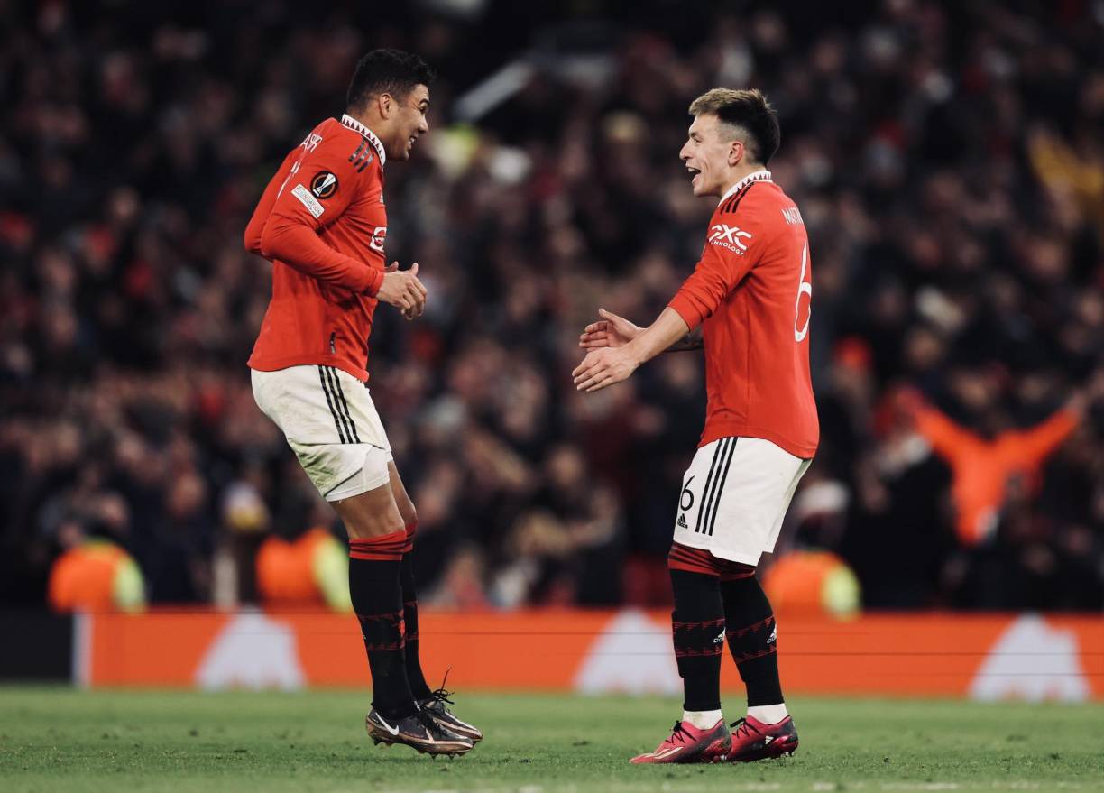 Casemiro y Lisandro Martínez celebrando al final del partido la clasificación a octavos de final de la Europa League.