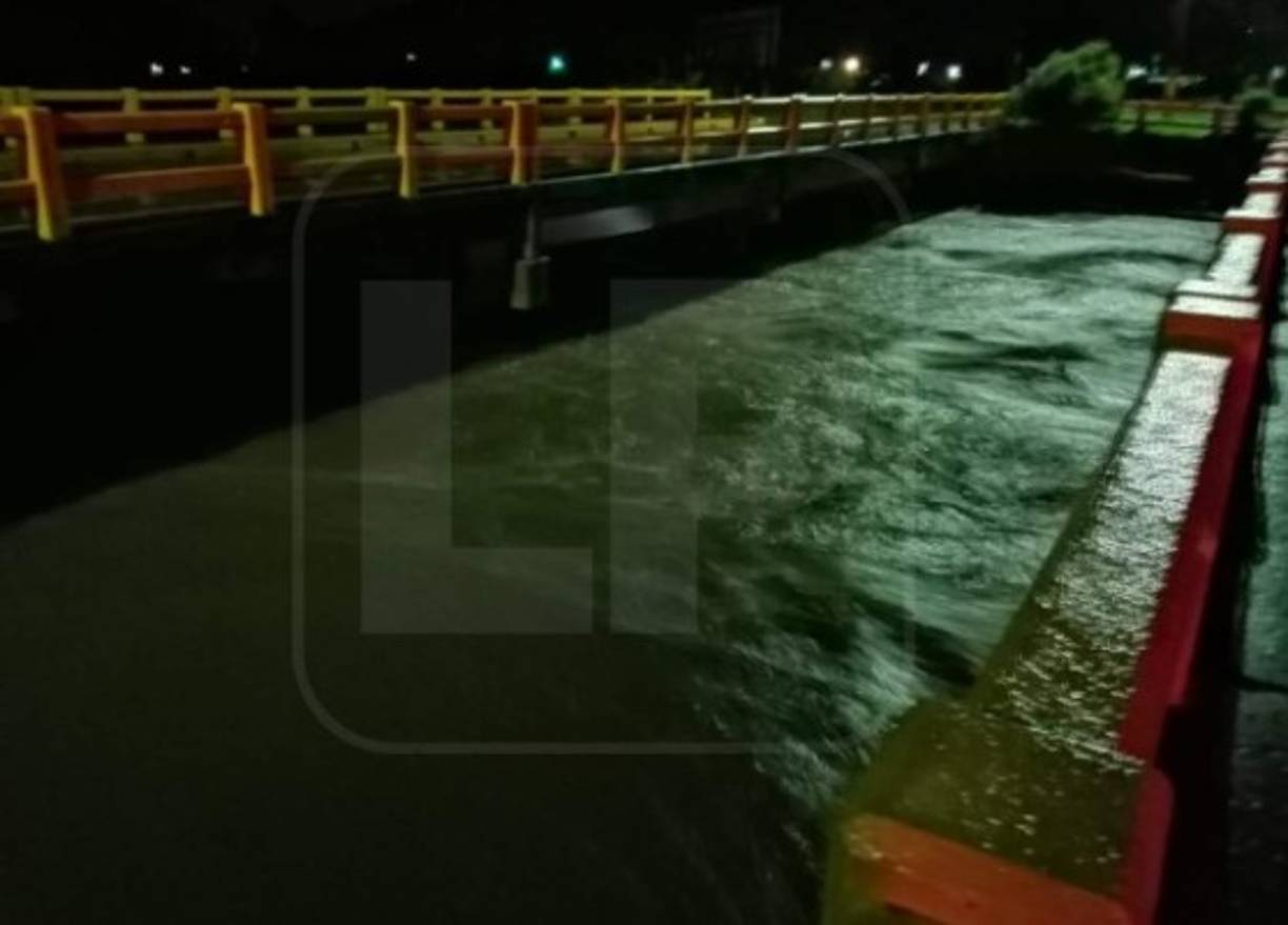 El puente a la altura del canal Maya en La Lima, Cortés. La Policía cerró el paso en el canal Maya por crecida del río Chamelecón.