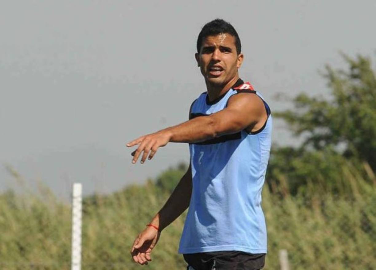 Pier Miqueas Barrios: Luego de que el Olimpia lo anunció como refuerzo, finalmente el zaguero argentino estaría siendo descartado por el cuadro albo ya que tiene un año de inactividad. 'No es el mismo jugador, hay un situación puntual, ya que la directiva está clara que debemos contratar. Hay cierta desconfianza', dijo Nahún Espinoza.