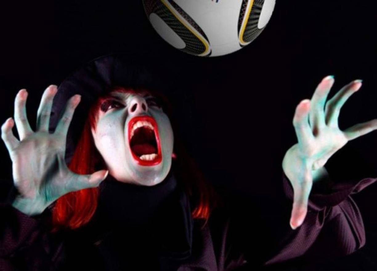 El tema de la superstición lo hayamos en cualquier lado, pero en el ámbito futbolístico, es algo de lo más común; los equipos y jugadores llevan a cabo ciertas prácticas para romper con esas cábalas de mala fortuna y así, poder alzarse con la victoria. Pero la suerte, por alguna extraña razón, ha abandonado a algunos equipos, quienes a pesar de su esfuerzo, no logran conseguir el objetivo. Hoy repasamos las maldiciones que persiguen a algunos equipos.