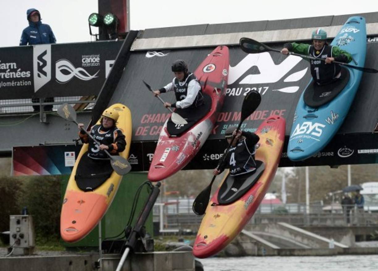 KAYAK. Al agua, pato. Las competidoras en el comienzo de las Extreme Kayak durante el Campeonato Mundial de Canoa-Kayaking en Pau, sur de Francia.