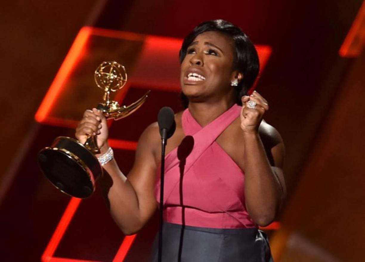 Uzo Aduba acepta el Emmy como mejor actriz secundaria por 'Orange Is the New Black'.