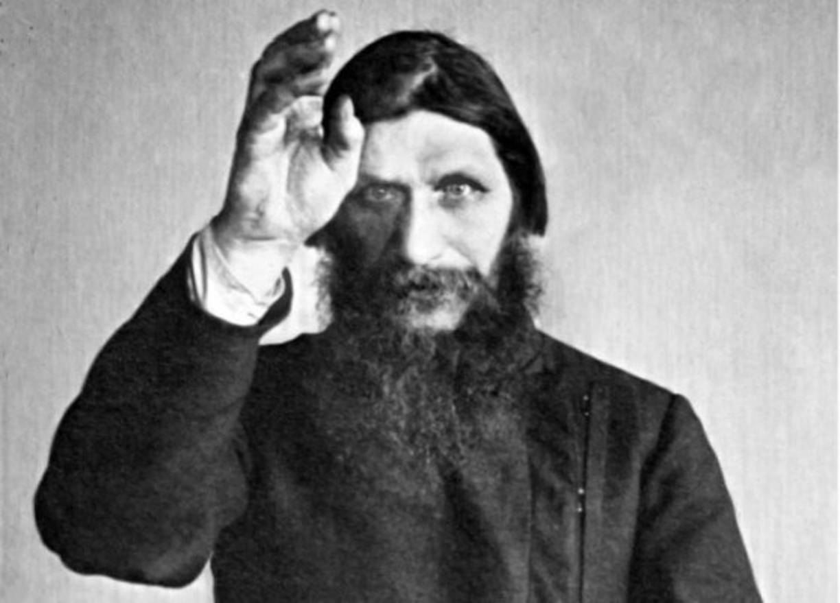 GRIGORI RASPUTIN<br/>Aunque se conocen muchos detalles de su vida, es su muerte lo que lo convierte en un miembro de esta lista. <br/>Se sabe que lo asesinaron en diciembre de 1916, en el palacio de la familia del príncipe Félix Yusúpov, quien por cierto es uno de los tres principales sospechosos. Los otros dos son Vladimir Purishkevich y el Gran Duque Dimitri Pávlovich.<br/>Del asesinato se dice que Rasputín fue primeramente envenenado, pero no murió, por lo que fue tiroteado, pero tampoco murió. Se asegura que, herido, intentó escapar de sus asesinos, pero su cuerpo terminó en las frías aguas de un río en San Petersburgo. <br/>Luego de su muerte, comenzó el proceso de disolución del Imperio Ruso, por lo que más de alguno lo atribuye a 'la maldición de Rasputín'.
