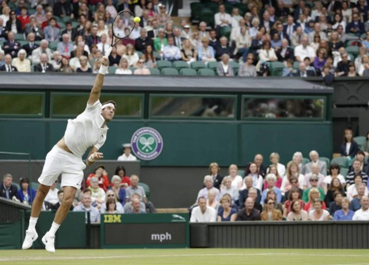 TENIS. Golpe argentino. Juan Martín del Potro sirve con gran potencia para el suizo Stanislas Wawrinka en el partido de segunda ronda del torneo de Wimbledon 2016.