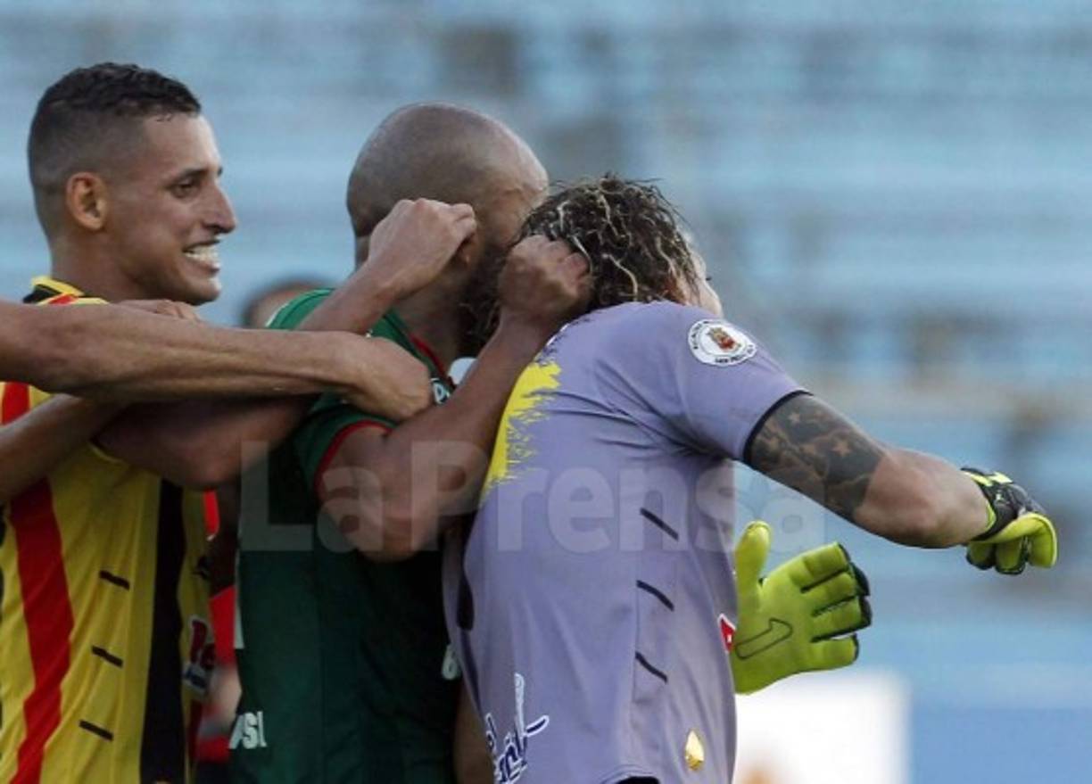 Caue Fernandes agarró del pelo a Kevin Hernández.