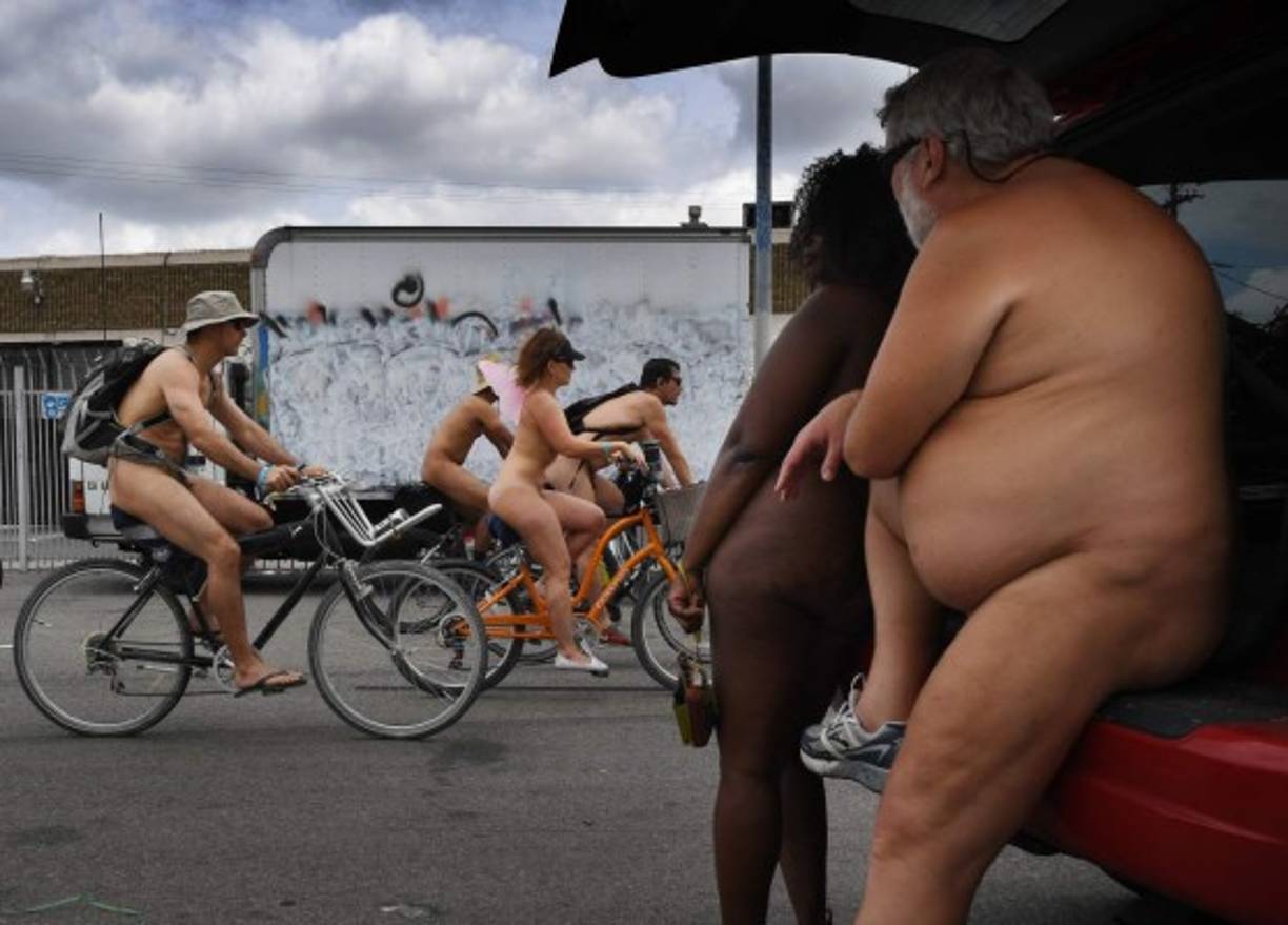 Cientos de ciclistas se lanzaron como Dios los trajo al mundo para promover el uso de este versátil vehículo.