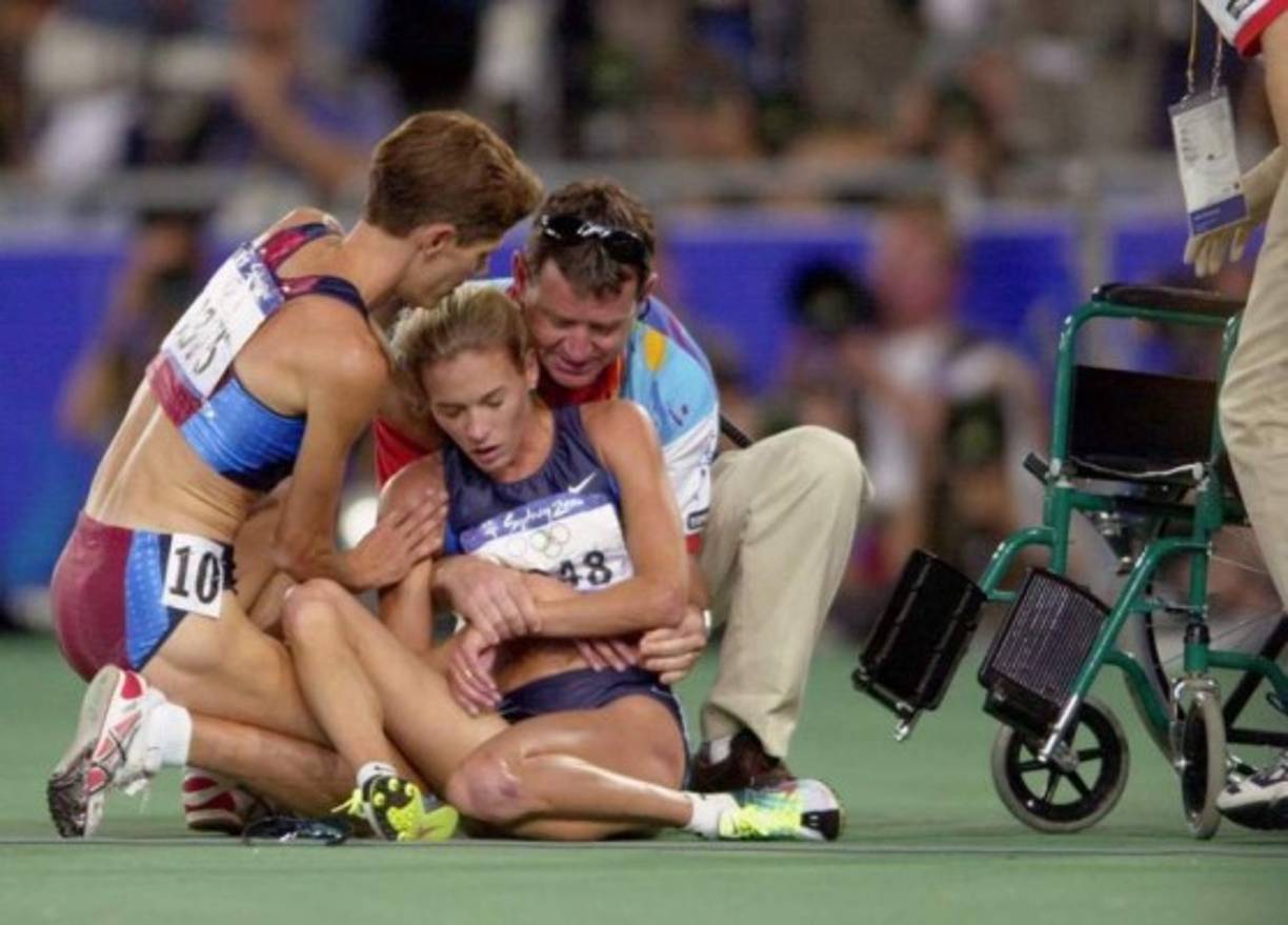 'Yo estaba liderando en los primeros 100 metros, a los 200 metros ya había comenzado el ataque de pánico. A cada paso, mis piernas comenzaban a traicionarme. Una corredora me pasó, y pensé que ahí se iba la medalla de oro y cuando vi que ya no iba a ganar ninguna medalla, me desplomé'. 'Fingí un ataque –confiesa– para tener una excusa, en vez de admitir mis debilidades'. Ese fue el comienzo de la caída estrepitosa de su carrera y de graves problemas en su vida personal.