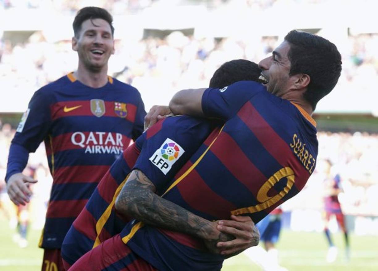 El delantero uruguayo del FC Barcelona Luis Suárez (d) celebra con sus compañeros el segundo gol . FOTO EFE/ Pepe Torres.
