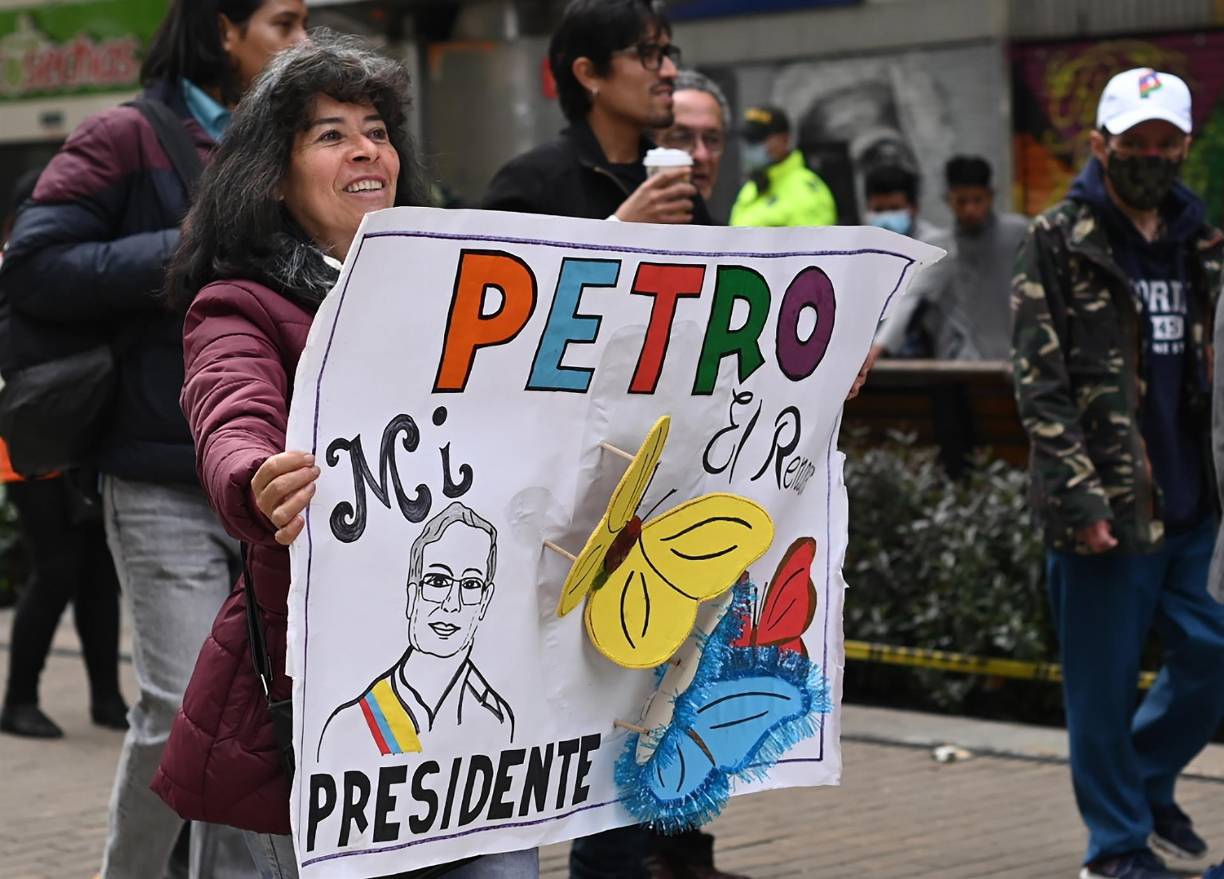 Colombia inicia este domingo una nueva era política con la asunción de Gustavo Petro, el primer presidente de izquierda de su historia que promete transformaciones de fondo en un país inequitativo y acosado por la violencia del narcotráfico.