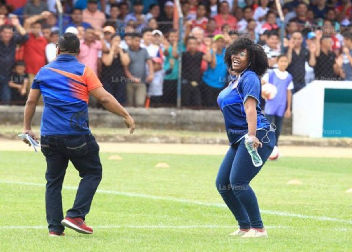 Ella también puso el ambiente en Danlí y hasta tuvo tiempo para bailar previo al inicio del juego Real de Minas vs Olimpia.