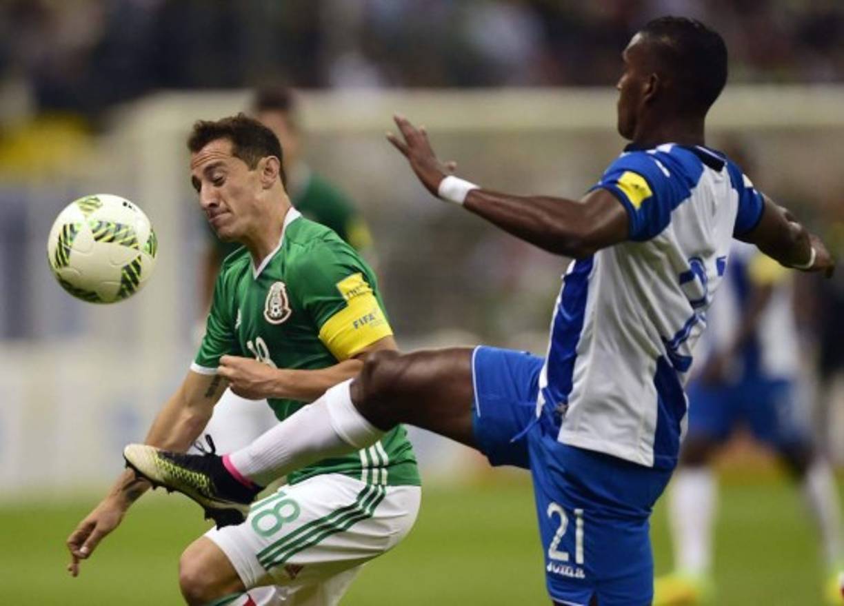 Brayan Beckeles marca a Andrés Guardado.