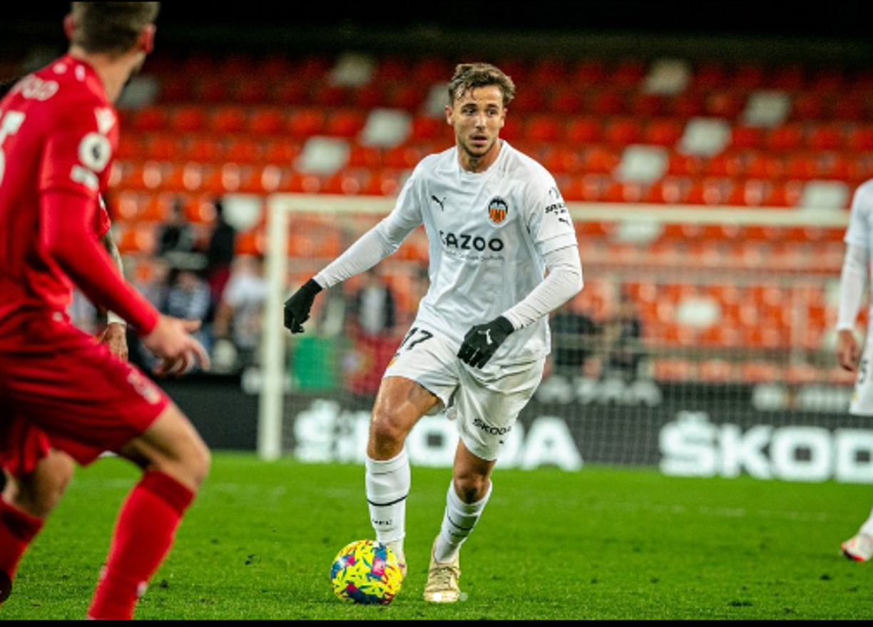 Nico González: Xavi contaba con él, pero el centrocampista de la cantera prefirió salir cedido en busca de jugar más minutos. Eligió el Valencia, pero ahora tiene que volver.