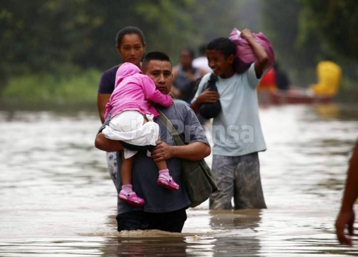 Este hombre con su hija en brazos salió de su vivienda inundada en la Jerusalén.