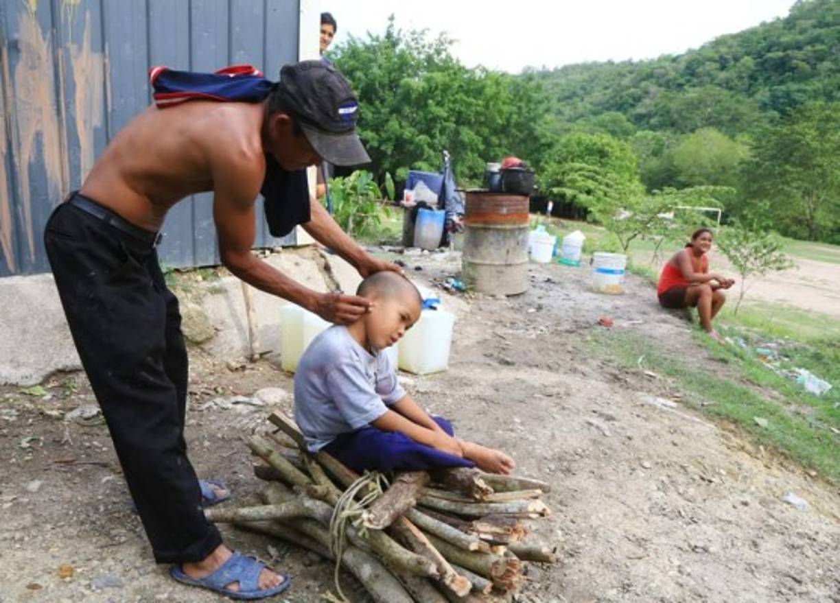El padre y el niño Franklin tratan de llevar una vida normal en medio de la pobreza de la montaña.