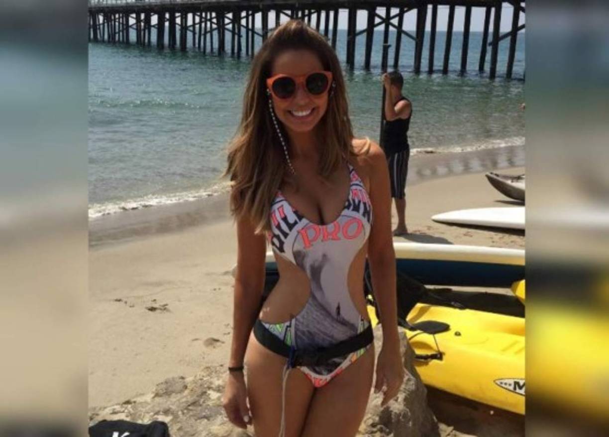 Su madre, Myrka Delllanos, también se atrevió y lució cuerpazo a sus 51 años.