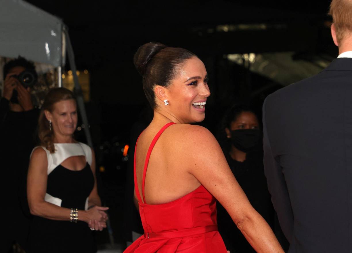 Meghan Markle, hermosa y muy elegante de rojo. 