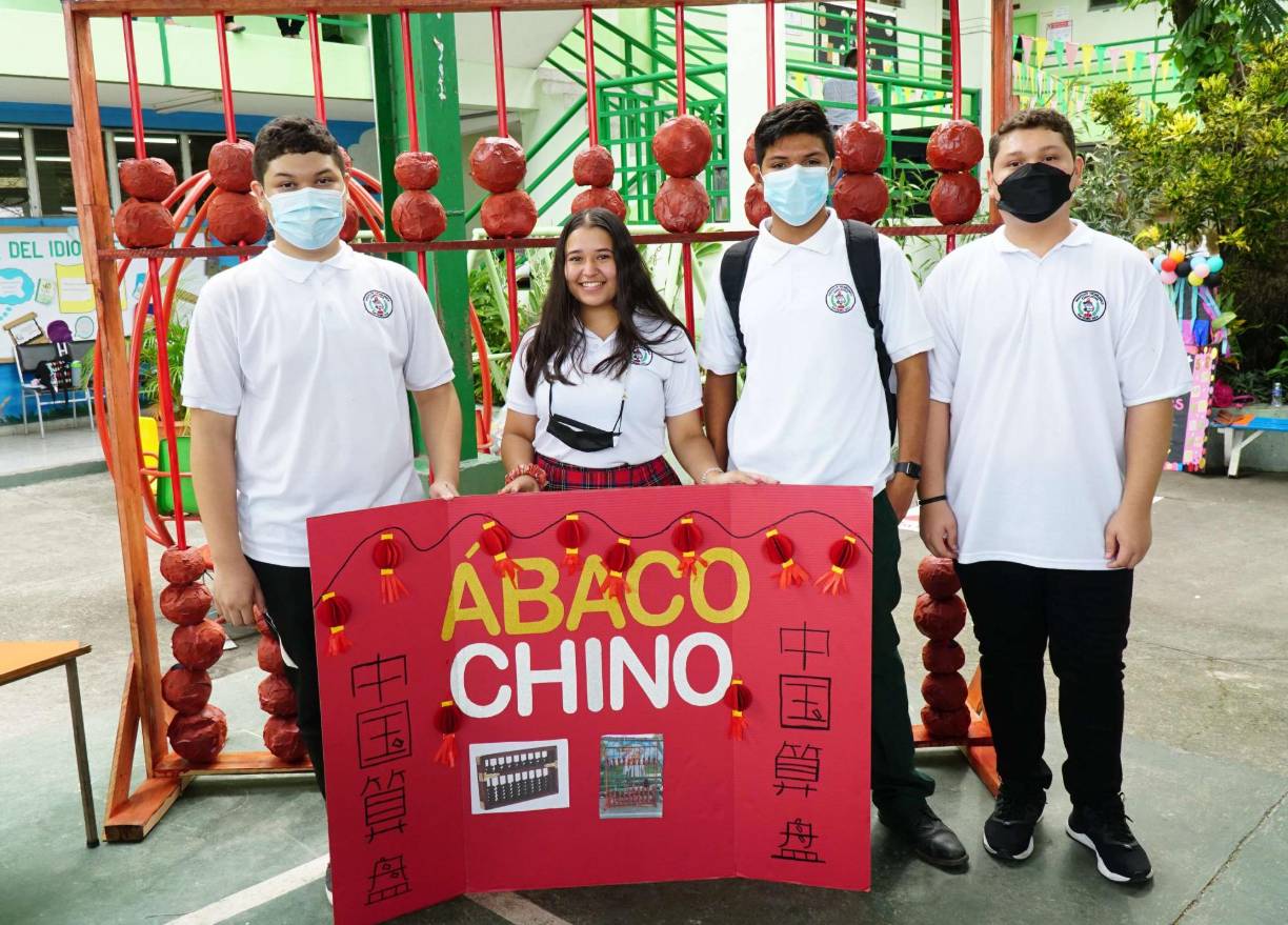 Isaac Vargas, Ashley Midence, Kenny Menjívar y Diego Cooper, estudiantes de II Bachillerato en Ciencias y Humanidades (sección A).