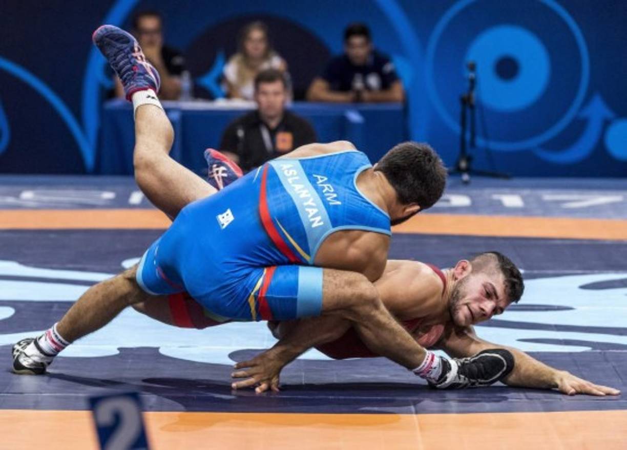 LUCHA. Fortaleza armenia. El luchador armenio Karen Aslanyan se enfrenta con el húngaroMate Krasznai durante la ronda eliminatoria de lucha grecorromana masculina de la categoría de 66 kilos en el Campeonato Mundial de lucha libre en en París, Francia.