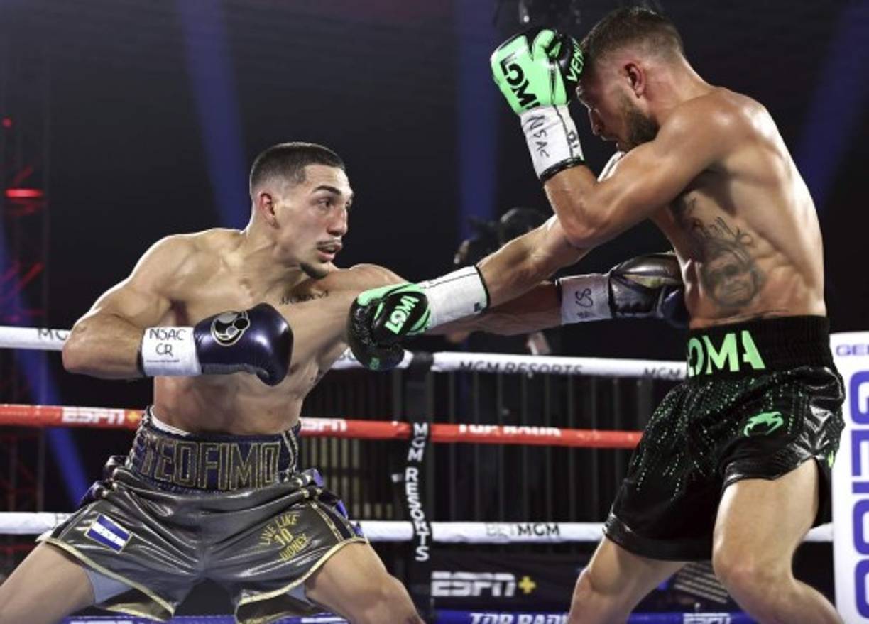 López soltando su puño izquierdo para buscar hacer daño en el abdomen de Loma.