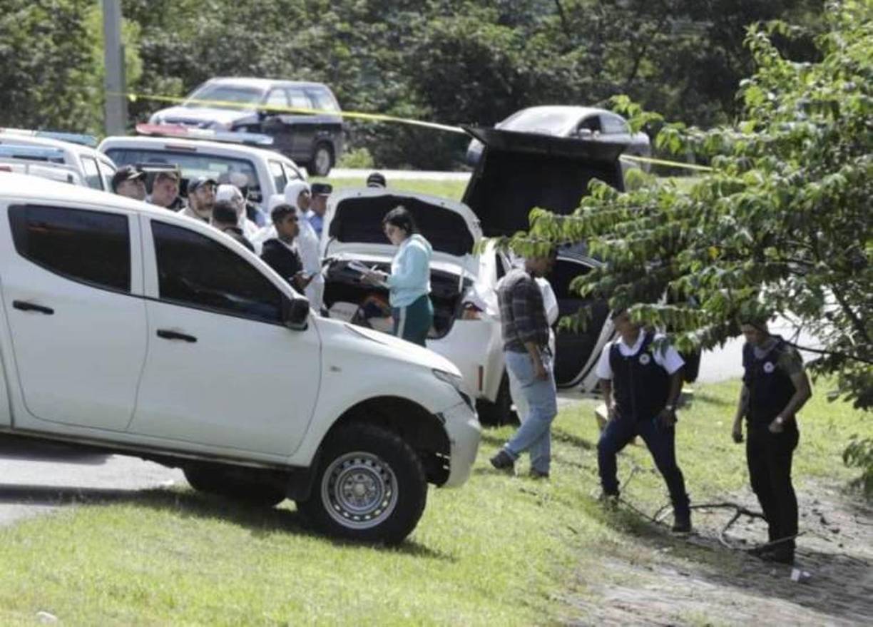 El pasado 1 de noviembre, dos jovencitos fueron hallados sin vida dentro de un Toyota Corolla, color blanco, que estaba estacionado a la orilla de la carretera en la salida norte de la capital hondureña. 
