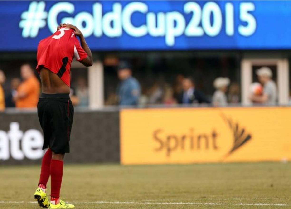 El mediocampista Joevin Jones, desolado por la eliminación de Trinidad & Tobago. Foto EFE