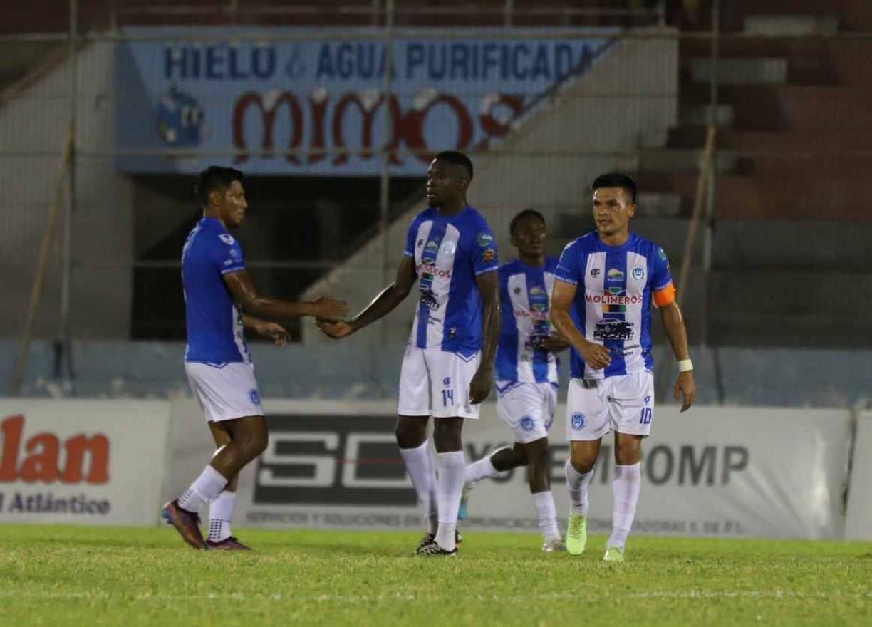 En el minuto 37’, Carlos Bernárdez sacó un tremendo disparo desde fuera del área y colocó el 1-1 en La Ceiba.