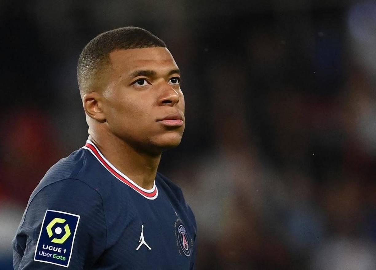 Kylian Mbappé, como estaba previsto, se ejercitó este sábado en la ciudad deportiva de Poissy con los descartes del PSG, mientras que los elegidos por Luis Enrique viajaron a Japón para realizar una gira que les llevará también a Corea del Sur.