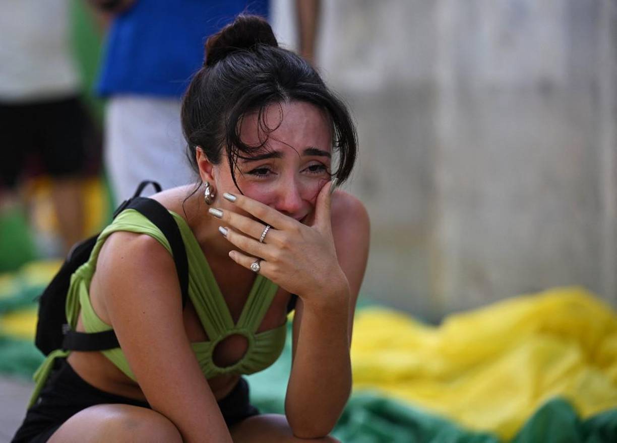 Esta chica no pudo contener el llanto tras la eliminación de su amada selección brasileña.