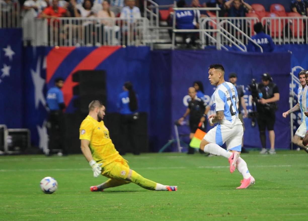 Messi asistió y Lautaro Martínez definió entre las piernas del portero canadiense para el 2-0 de Argentina.