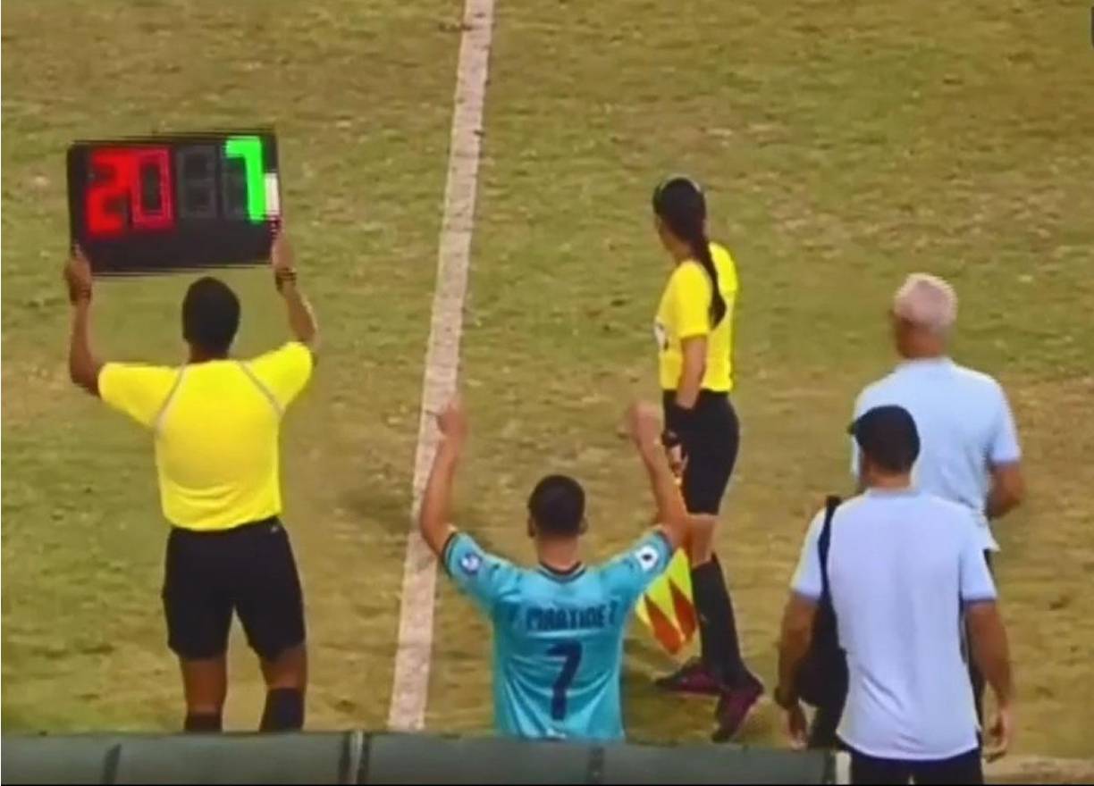 Francisco ‘Chelito’ Martínez debutó con la Selección de Honduras en las eliminatorias de la Concacaf. El mediocampista levantó las manos y agradeció a Dios.