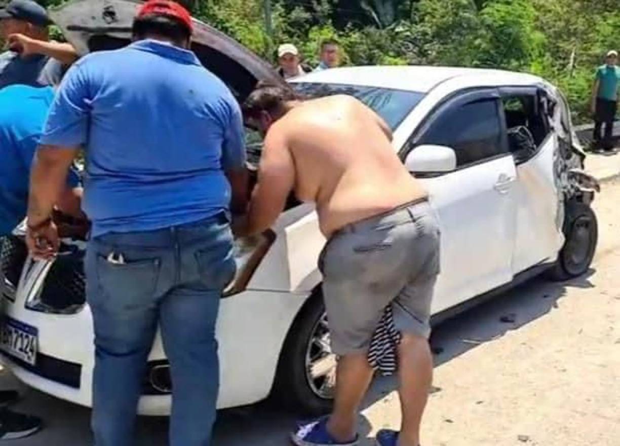 En el incidente también se vio involucrado otro vehículo, al cual el microbús habría golpeado en la parte trasera. 