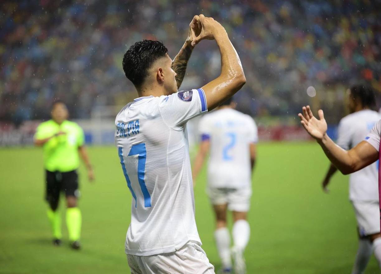 Luis Palma celebró haciendo un corazón con sus manos y se lo dedicó a su novia que estaba en las gradas del Morazán.