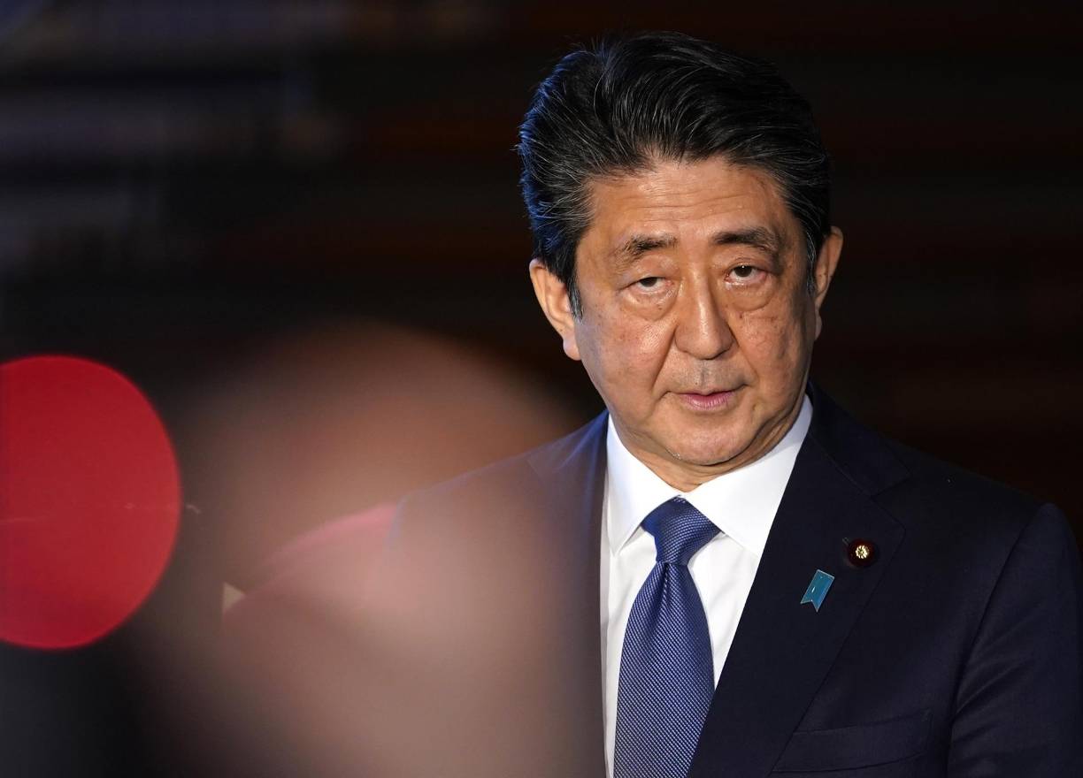 Abe tenía 52 años cuando asumió el puesto de primer ministro en 2006, convirtiéndose en la persona más joven en ocupar el cargo. Su primer período fue turbulento, acosado por escándalos y disputas, y terminó con su abrupta renuncia un año después.