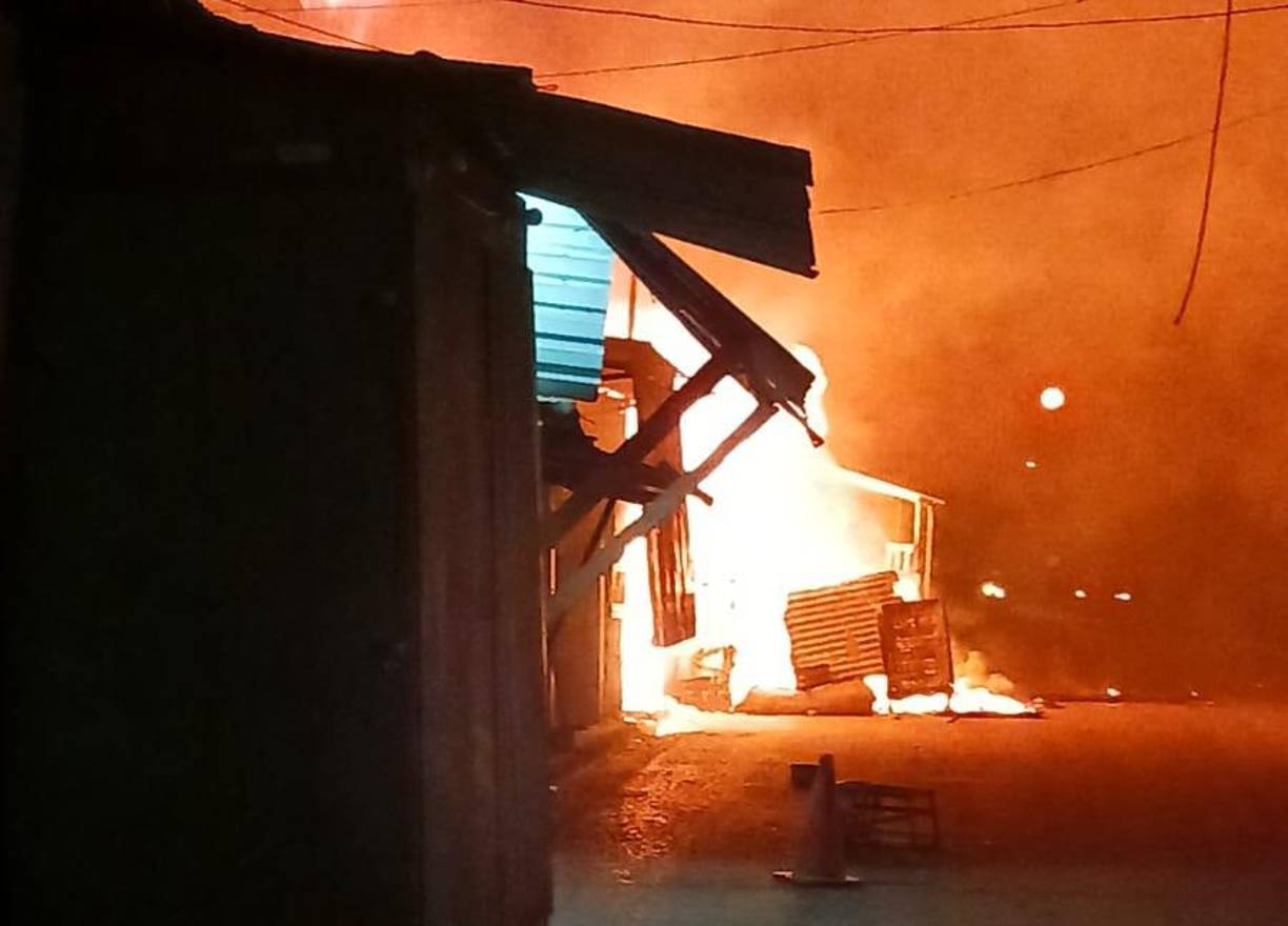 Las llamas arrasaron con la mercadería (ropa y zapatos), dejando cuantiosas pérdidas para los propietarios. 