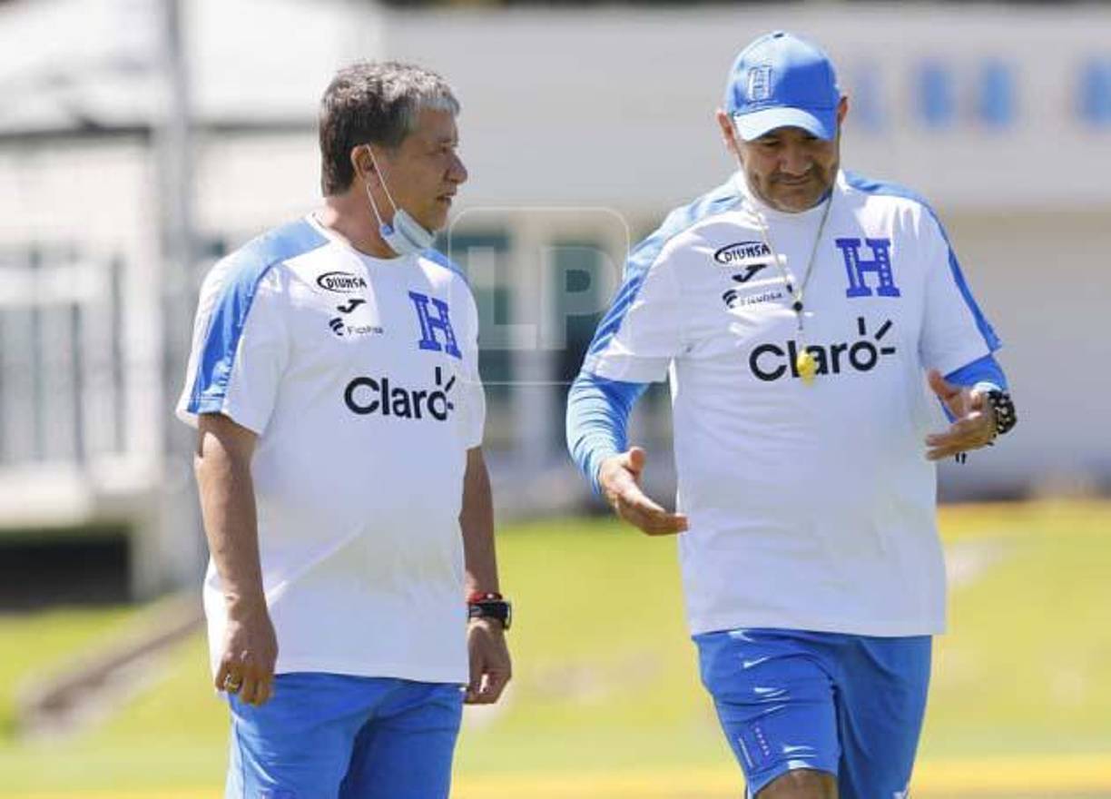 Hernán Gómez conversando con su asistente Edgar Carvajal