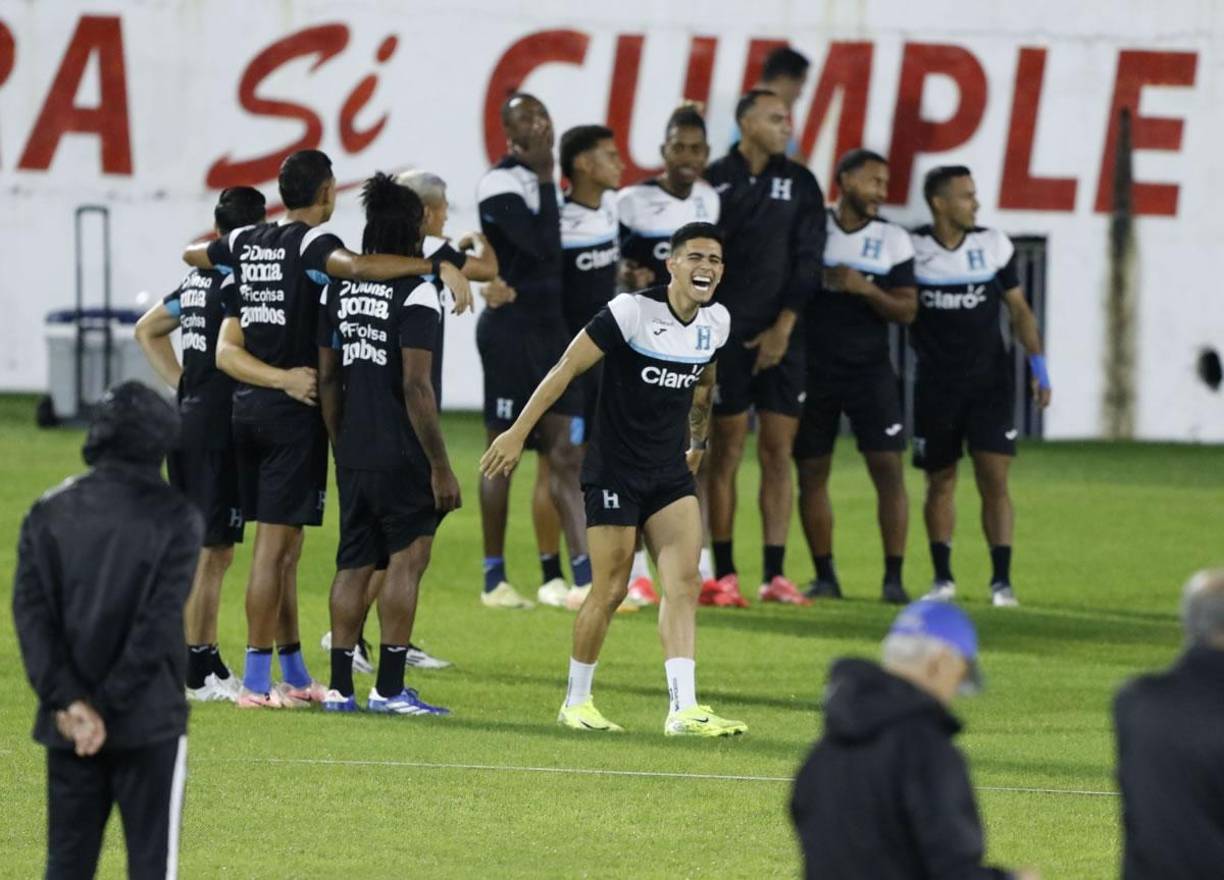 Luis Palma estuvo bien activo en el entrenamiento de la Bicolor en el césped donde le anotó un doblete a México.