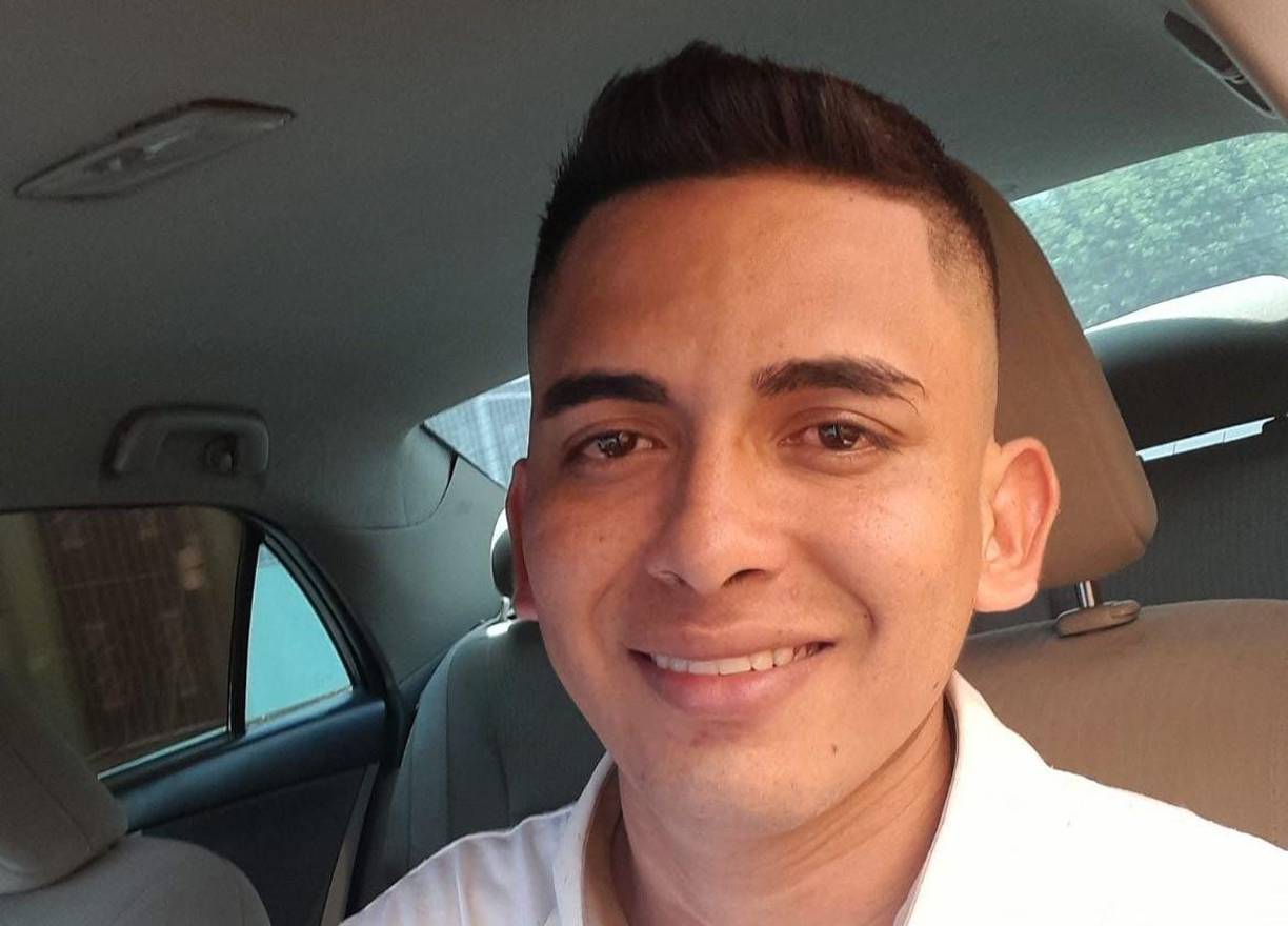 Agentes policiales llegaron a la escena para levantar pesquisas sobre el asesinato de Darwin. 