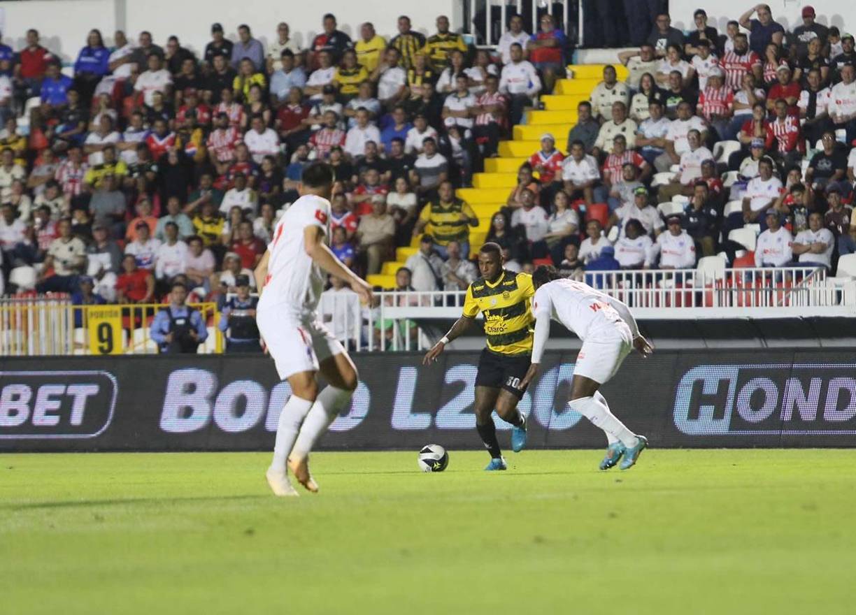 El panameño Carlos Small conduciendo el balón ante la marca de José García.