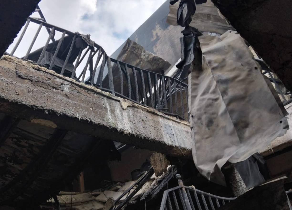 Luego de que el Cuerpo de Bomberos lograra sofocar las llamas, la infraestructura quedó visiblemente dañada, denotando las pérdidas que esto representa para los propietarios.