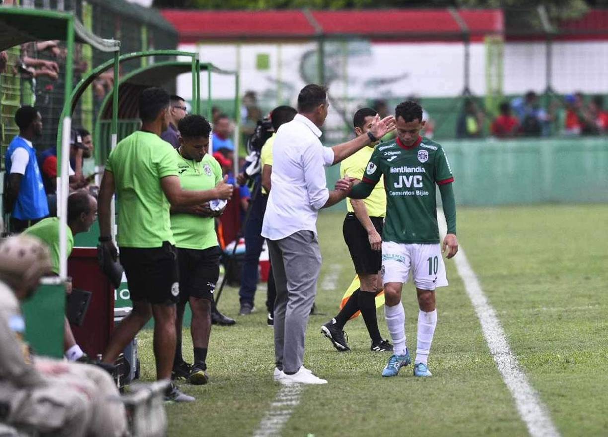 ‘La Tota’ Medina felicitando a Damin Ramírez tras el gran partido que jugó ante la UPN.