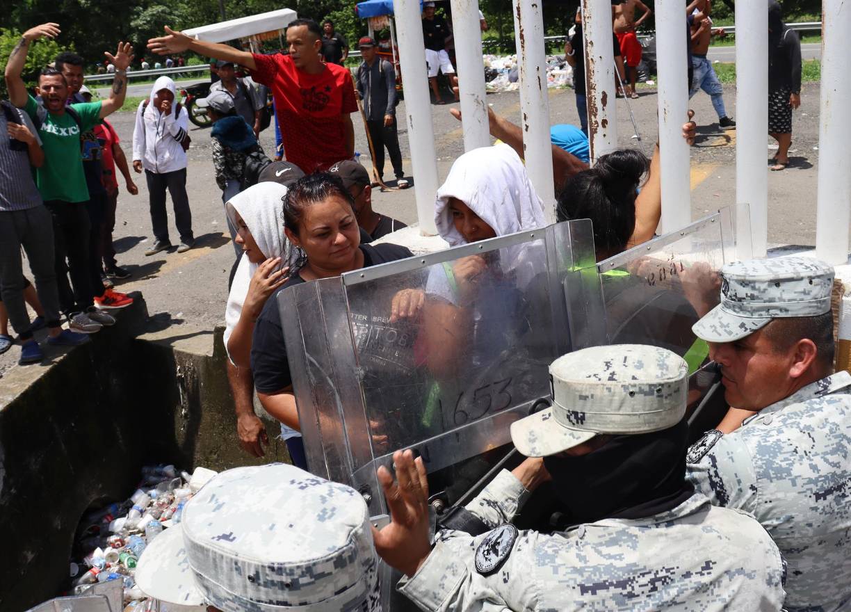 Durante su protesta, los migrantes, que resultaron con tres heridos, gritaban “¡Queremos permisos, queremos permisos, permisos, permisos!”.