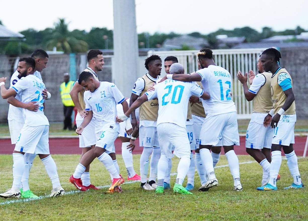La felicitación de los jugadores de Honduras con Jorge Benguché tras su gol que significó el 1-3 ante Guayana Francesa.