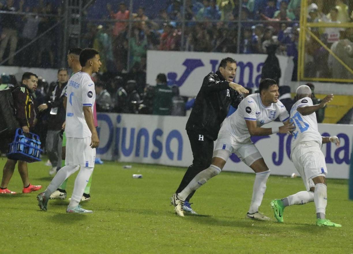 Tras el final del partido, hubo bronca entre los jugadores de Honduras y México. Deiby Flores fue uno de los que perdió el control.