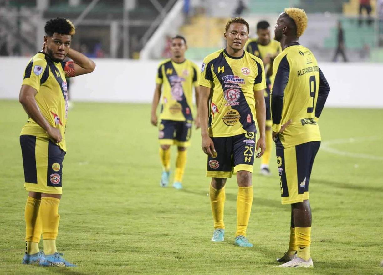 Los rostros tristes y decepcionados de los jugadores del Génesis al final del partido que perdieron contra el Olimpia.