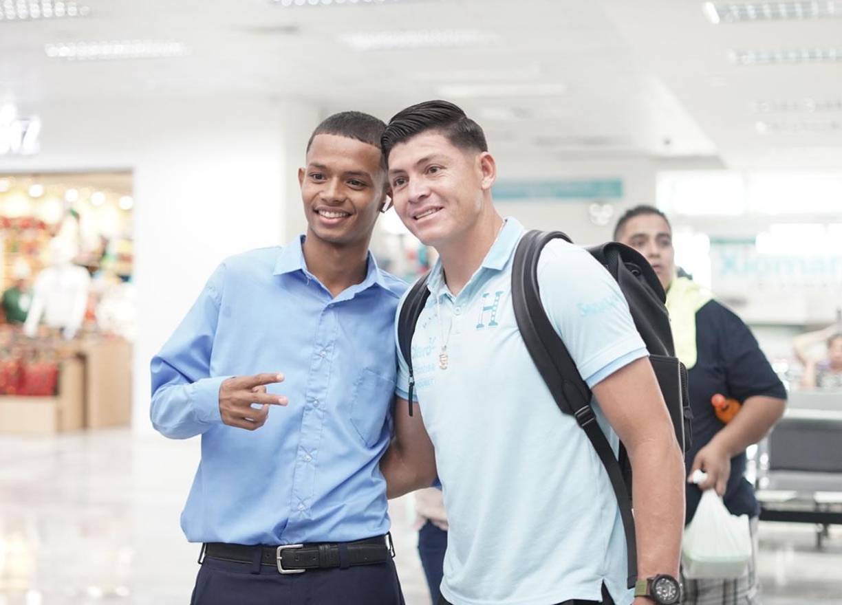 Francisco ‘Chelito‘ Martínez fue otro de los jugadores solicitados por los aficionados en el Aeropuerto Internacional Ramón Villeda Morales de San Pedro Sula