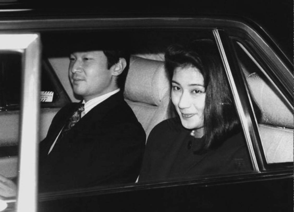 Pero ahí no comenzó un cuento de hadas. Ahí se acabó Masako Owada y empezó 'la princesa triste'. Porque la futura emperatriz cayó en las redes del rígido protocolo y de las presiones para que diera pronto un heredero imperial.<br/><br/>Esas presiones llevaron a su progresivo aislamiento en 2003. Primero por una afección cutánea de la que tardó en recuperarse y luego por lo que llegó a calificarse oficialmente como un 'desorden de ajuste', aunque los expertos lo llaman directamente depresión.<br/><br/>Naruhito, que como parte del cortejo había prometido a Masako protegerla del rígido sistema de la Casa Imperial, estalló en una rueda de prensa que dio el 10 de mayo de 2004.<br/>