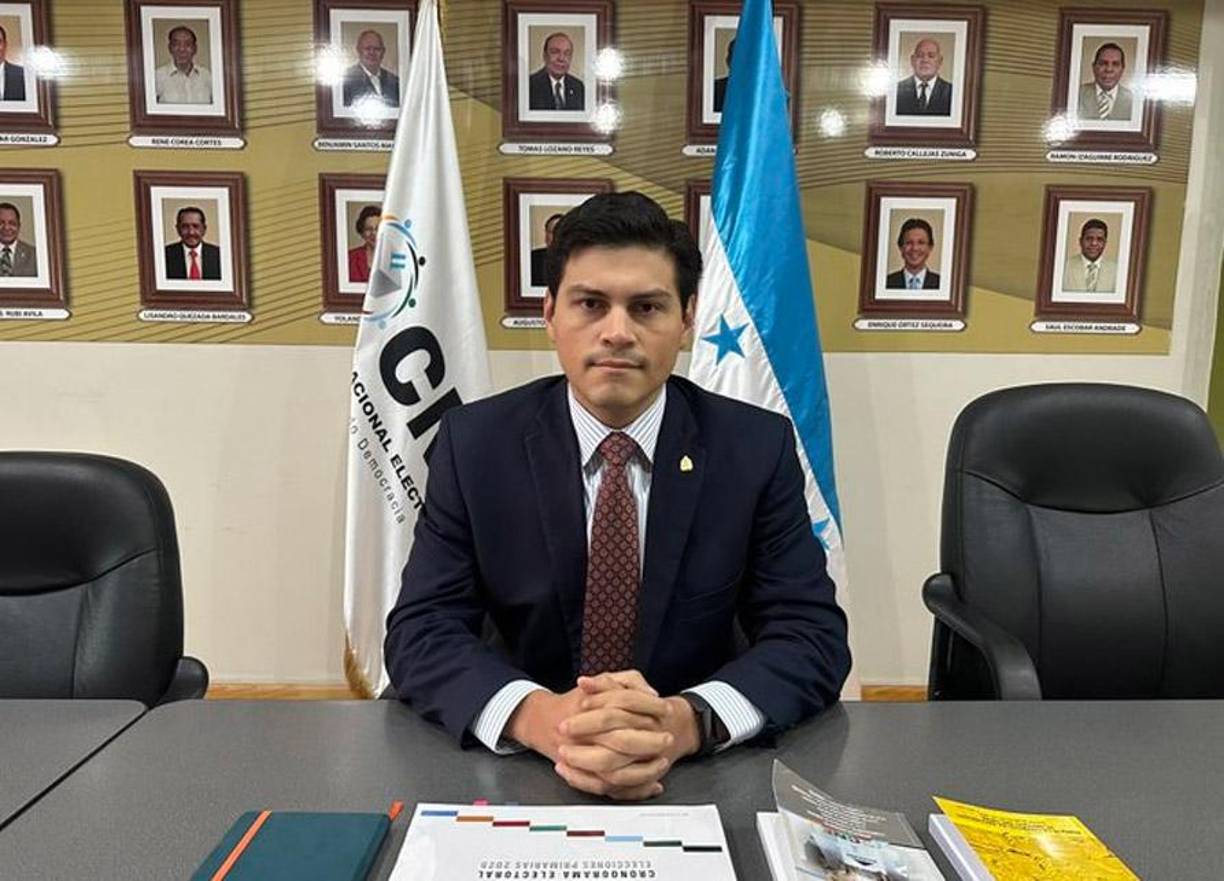 En las últimas apariciones, ahora como concejal del CNE, se le ve un cuerpo más esbelto y es evidente su reducción de peso. 