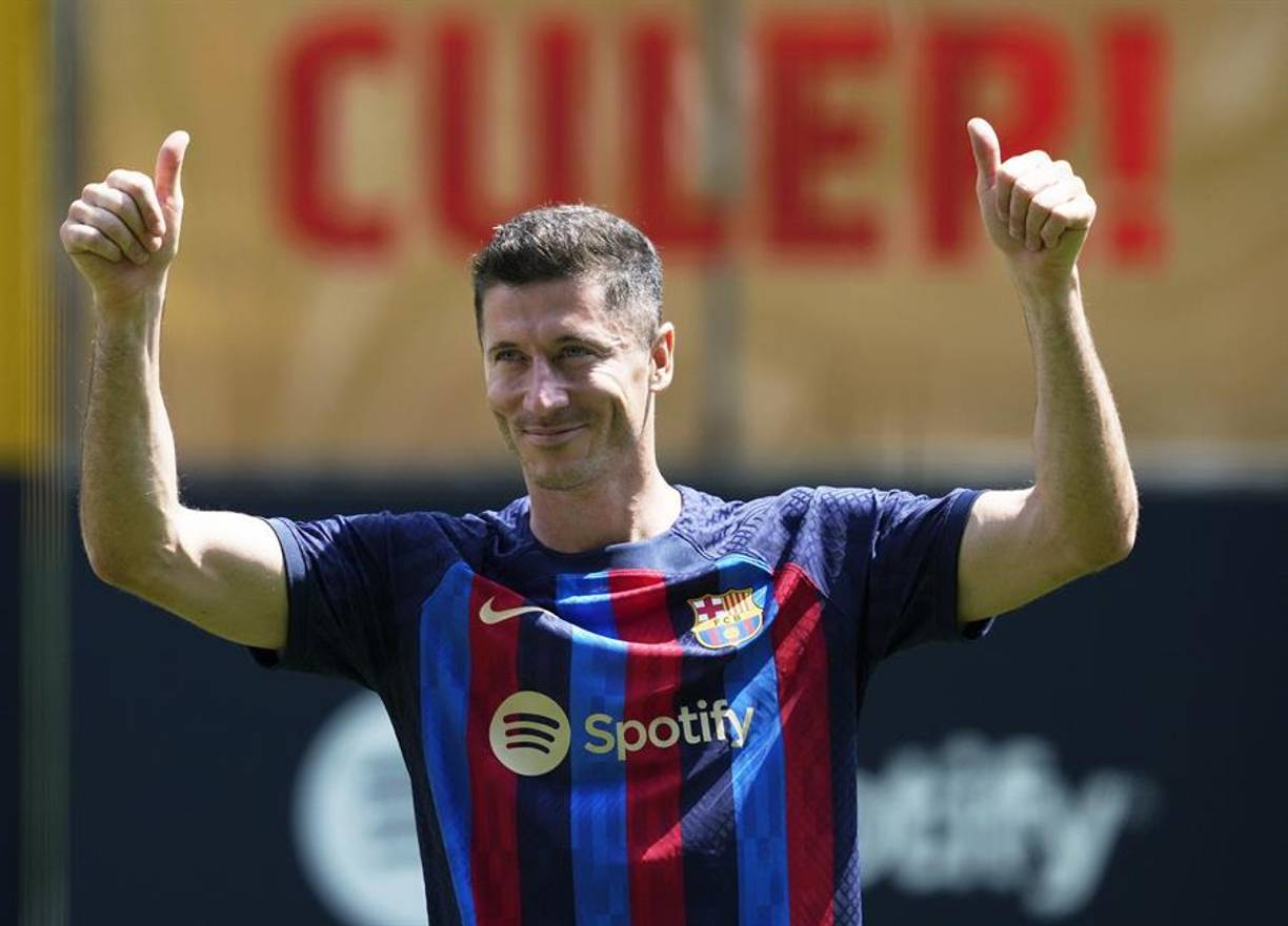 Lewandowski no ocultó su emoción y agradeció a los aficionados del Barcelona por el reconocimiento y por el “cariño” que le han brindado.